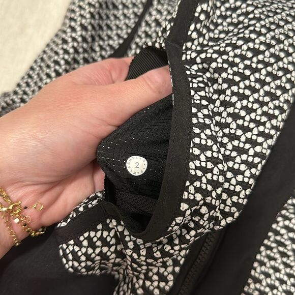 Lululemon 2 reversible bomber jacket black and white new - Picture 3 of 4